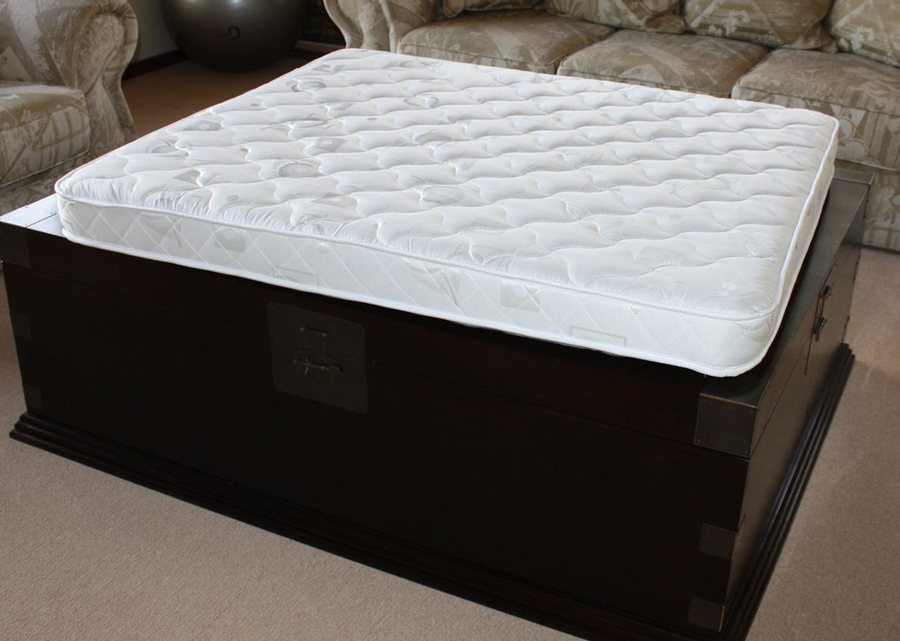 An empty mattress showing its full thickness